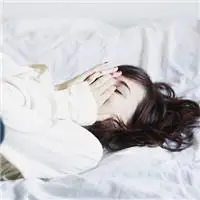 暖色很安静很温馨的样子,躺着睡觉的美女-女生头像