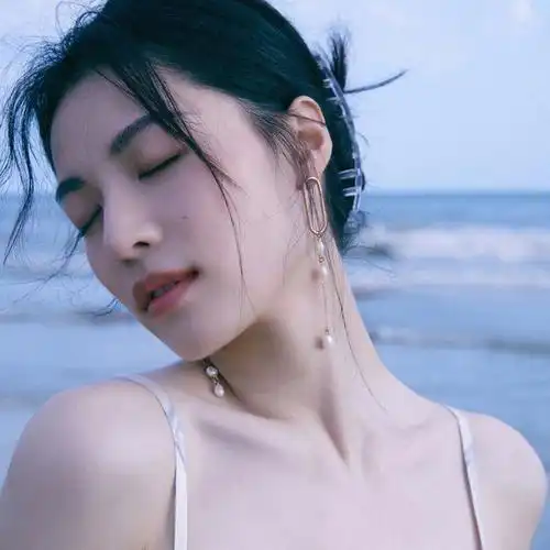 钟楚曦海边清新写真太绝了各种风格都能驾驭
