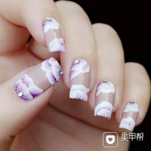 紫色方形手绘指尖彩绘 紫色花瓣美甲图片