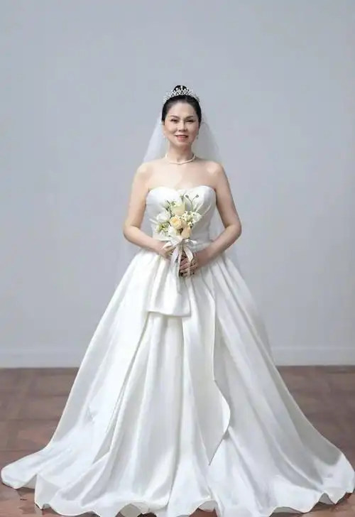 沈梦辰晒全家福为妈妈庆生帮母亲完成穿婚纱心愿