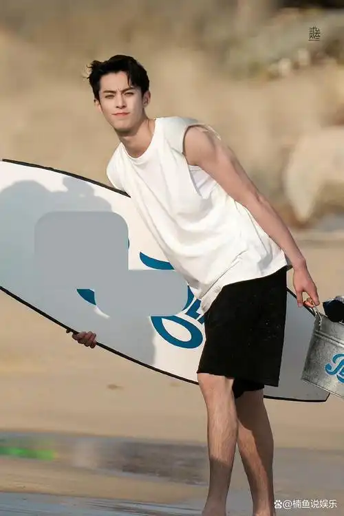 王鹤棣长在了我的审美点上!在海边拍照仿佛踏浪少年,太帅了