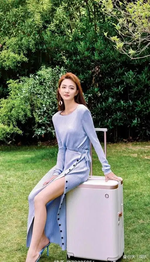 徐璐私下时尚写真既能甜美可人又能霸气四射真是百变女神