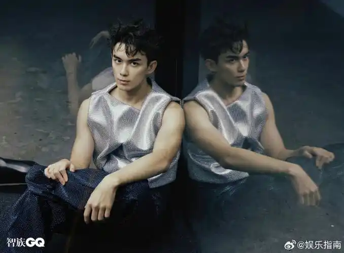 吴磊手臂肌肉隔着衣服都能看到