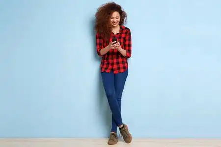 手机全身人像图片-手机全身人像素材-手机全身人像插画-摄图新视界