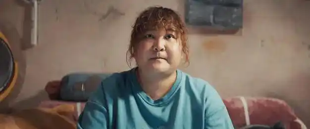 热辣滚烫剧照流出41岁贾玲暴减100斤五官缩水认不出