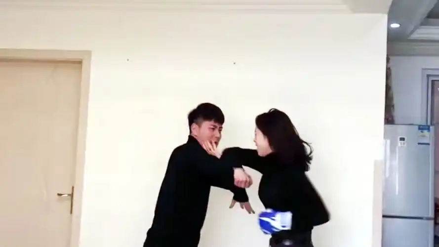 夫妻打架堪比武侠片走红,双方都是武术教练,丈夫却打不赢!