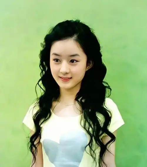 2006年,赵丽颖刚满19岁,满脸的胶原蛋白,让她一眼就被疼爱了,而这个19