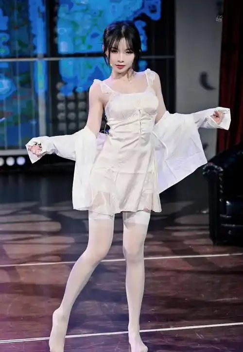 许杨玉琢-snh48女团成员-吊带白丝袜舞台绝美盛宴-图片分享_演出_观众