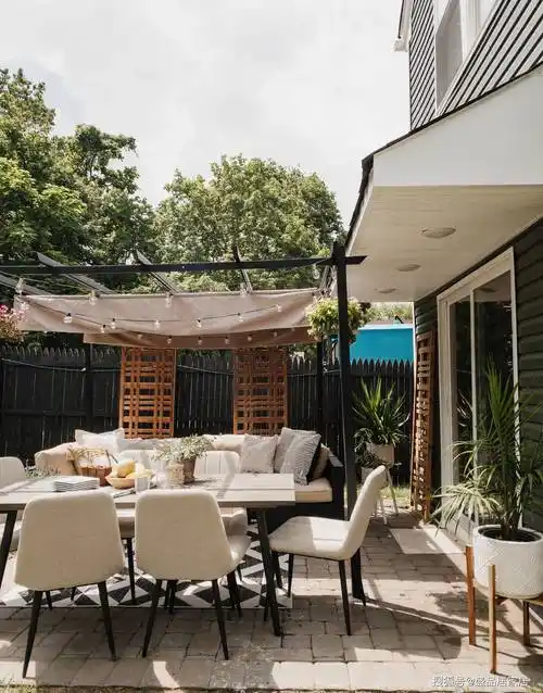 于是,在院子里靠边门的地方划分出了一块约10平米的地,用来改造成家庭