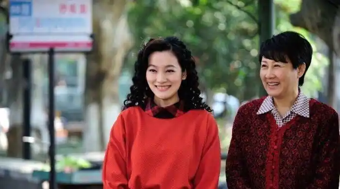 于震事业高歌猛进,小13岁娇妻貌美如花,前妻方柏霓却成为十八线_辛月