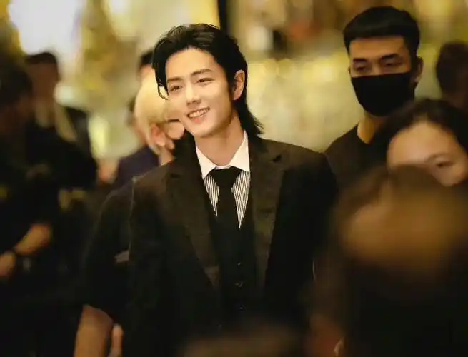 肖战转身鞠躬##肖战长发背头##遇见你的光