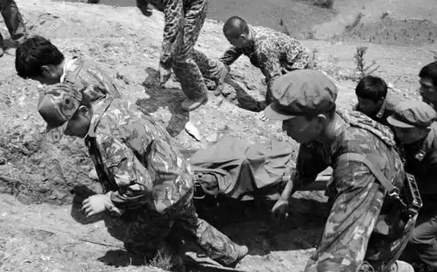 老山火化队战士回忆:整理完烈士遗体,2天吃不下饭,不敢上厕所