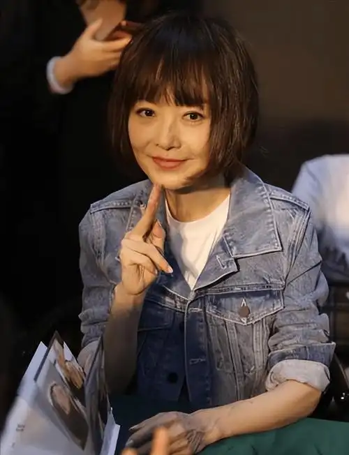 姐姐与小她19岁的歌手阿云嘎被拍,疑似两人已经在一起,这段恋情也让