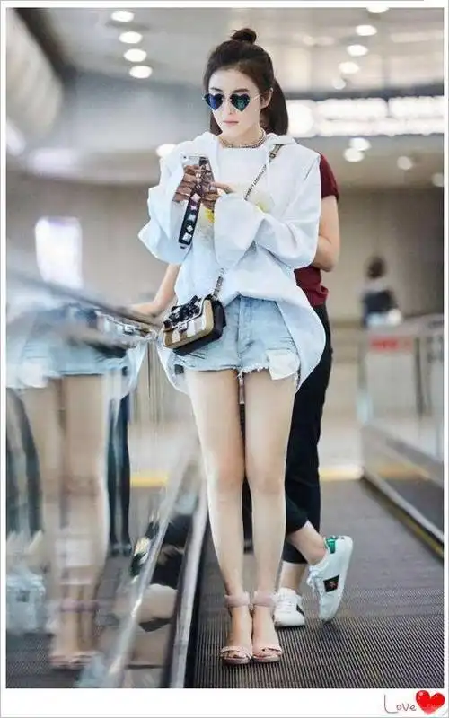 留长卷发的秦岚显得女人味十足,身穿灰色无袖连体服搭配这银灰色凉鞋