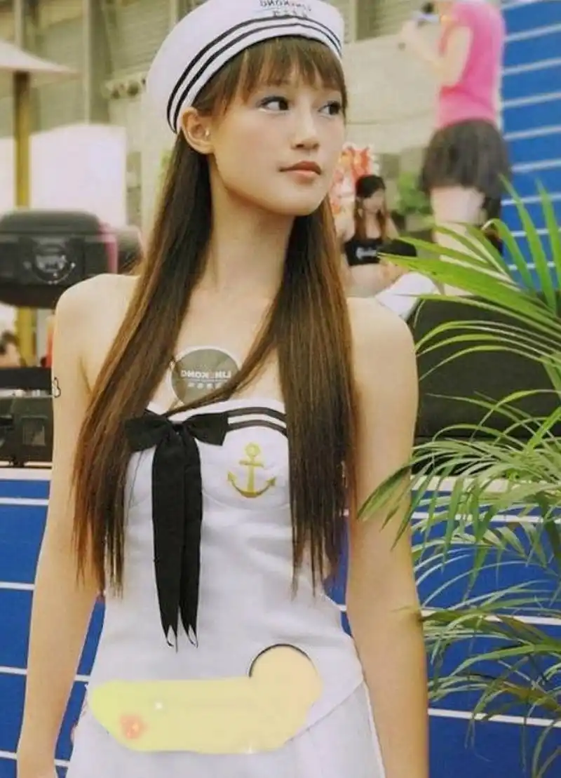 蓝盈莹出道前旧照,额前有散碎的刘海,五官柔和干净