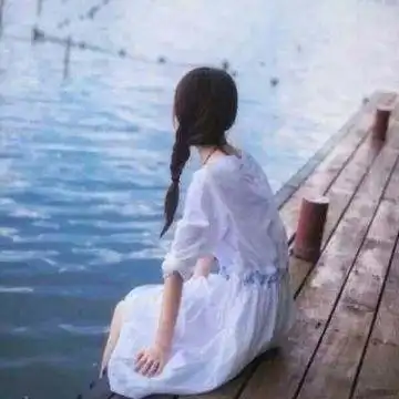 女生海边一个人看海头像 - 女生头像 - 潮人个性网