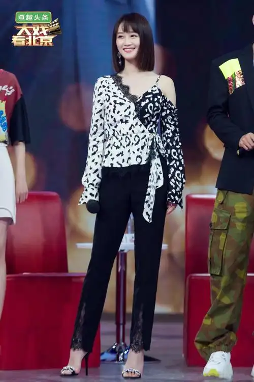 蓝盈莹穿着stella luna-ss19 stella strass collection录制《大戏看