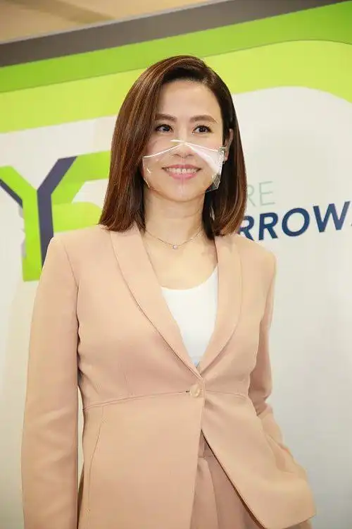 张卫健前女友宣萱好有气质,身穿裸色西装,身段优雅一点不显老