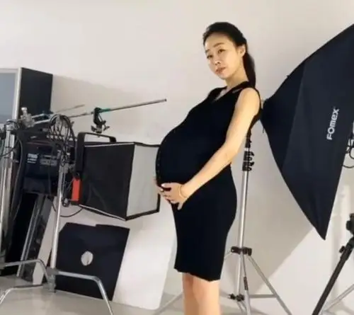 生娃和好身材不可兼得?45岁辣妈生二胎,网友:这身材,我酸了