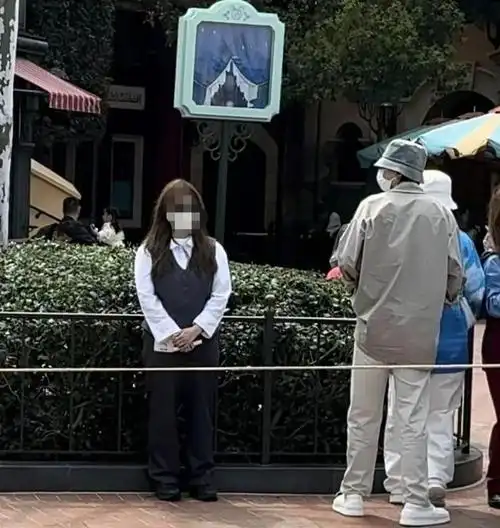 张杰谢娜游迪士尼戴6000多块的渔夫帽结婚13年仍像热恋般甜蜜