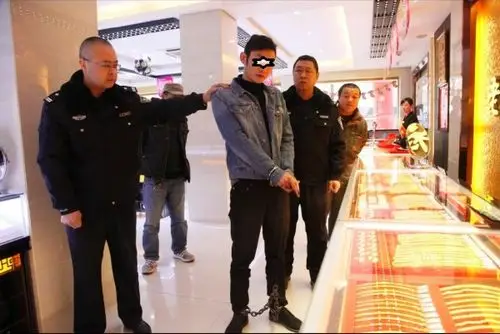 蒙面男子冲进金店抢走金首饰