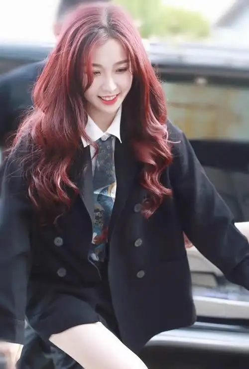 虞书欣全新活动造型红发猫眼妆可爱小公主秒变酷飒小姐姐