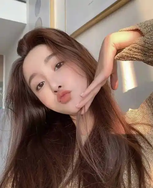 头发染什么颜色好看(今年最好看的发色有哪些)_造梦网