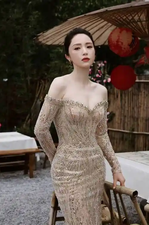 董璇不愧是"女神龙",穿香槟色礼服秀丰腴身材,比小姑娘更迷人