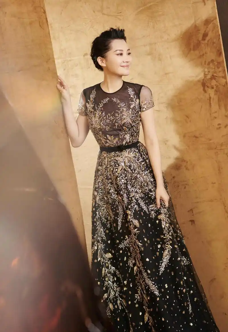 许晴没生孩子的身材就是好白衬衫配阔腿短裤俏皮可爱甜美娇俏