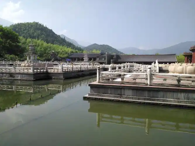 据说极乐世界有一口七宝池,池里的水有八种功德,即:温凉,洁净,甘美,轻