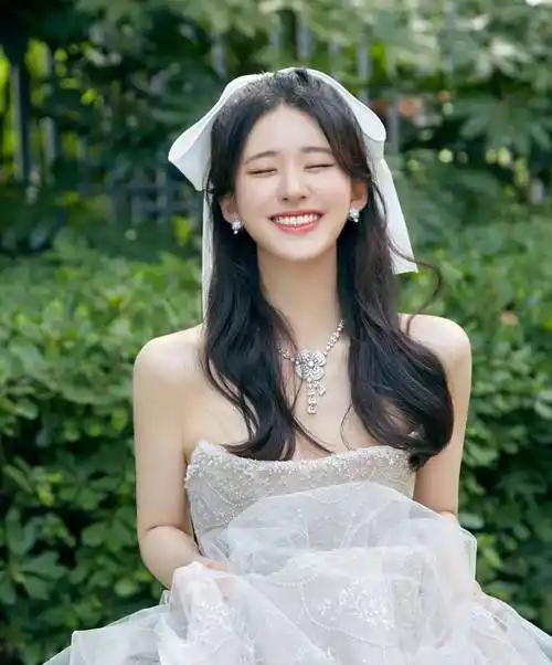 赵露思白色抹胸公主裙优雅写真_演技_长相_女孩子