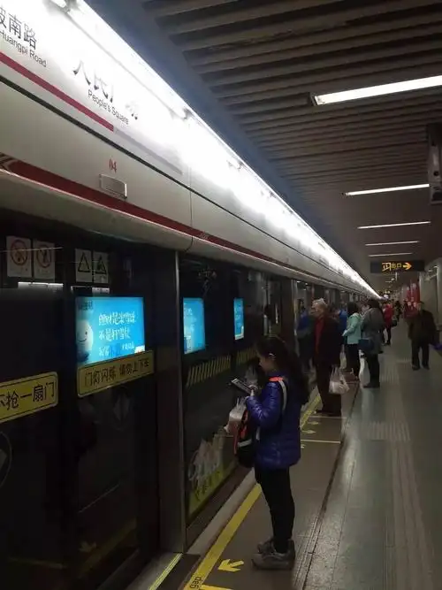 【随手拍】乘坐地铁税务专列,赢税精灵定制保温杯!