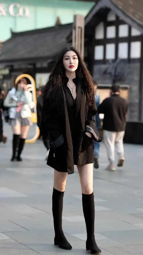 冬天穿短裤的姑娘,搭配高筒靴和"光腿神器",保暖又显腿长