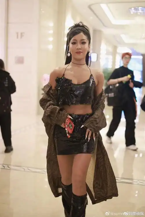 吉克隽逸又露腹肌了##吉克隽逸的四块腹肌