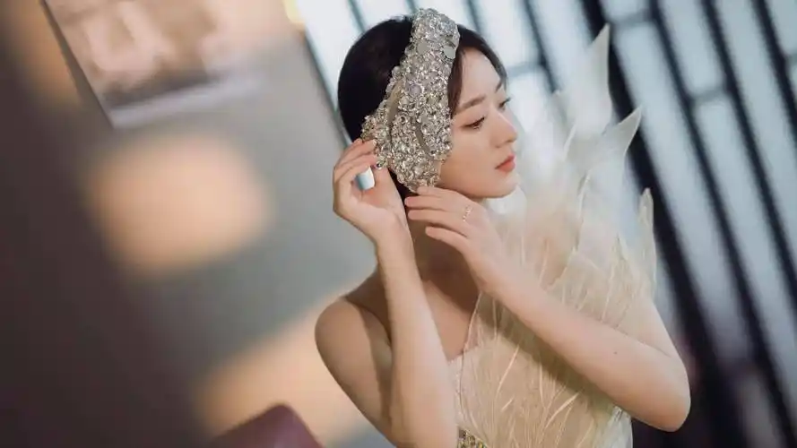 赵丽颖内娱首穿最新高定出席与凤行发布会可把林更新忙新了