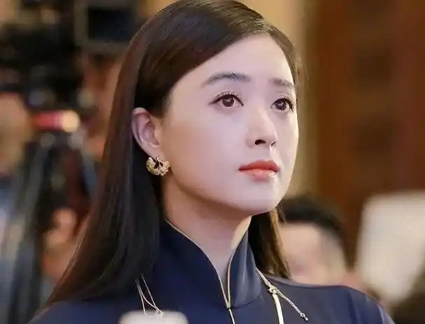 蒋欣是一位中国内地女演员,从小就开始参与影视剧拍摄,凭借《天龙八部