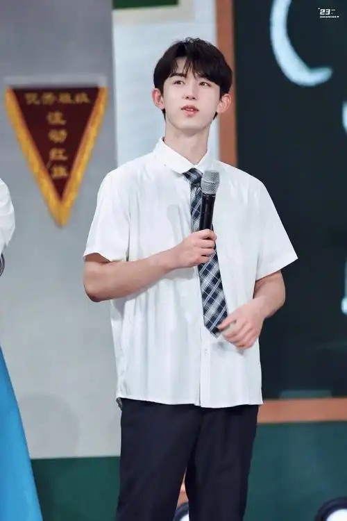 郭俊辰可以把校服焊身上吗