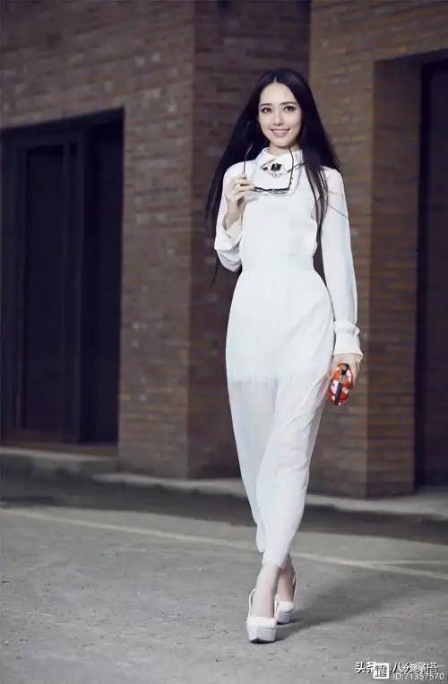 郭碧婷西装外套配流苏半身裙洋气知性,气质出众,低调不失高级感