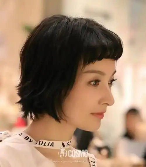 吴昕这款法式短刘海,恰到好处的突显她的五官,而且起到修饰脸型的作用