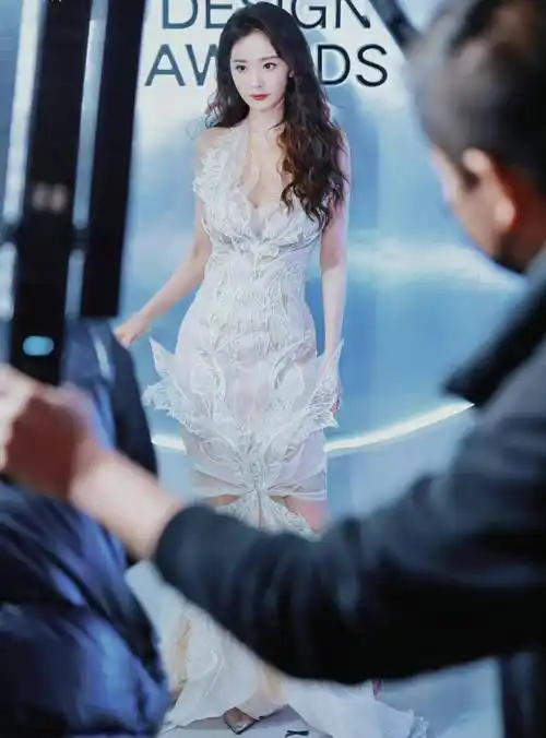 年末红毯还得看杨幂,一袭蕾丝纱裙似美人鱼,优雅又惊艳!