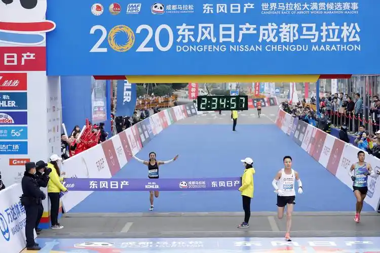 马拉松——2020成都马拉松赛举行