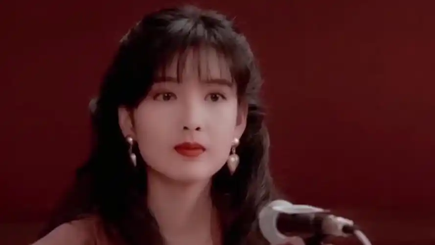 周慧敏凭什么这么火,看看这段舞姿就知道了,现在女团舞都是人玩剩下的