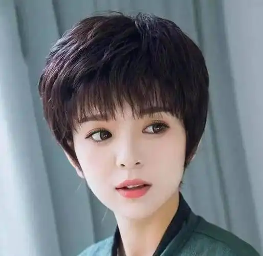 45岁大姐剪个短发一看像20岁笑得合不拢嘴了