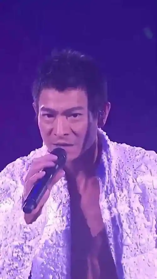 刘德华演唱会现场45年前是妈妈的偶像45年后是我的偶像