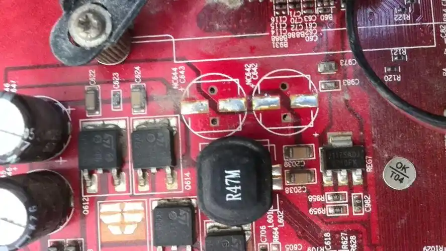 昂达显卡上的电路板电容正负极,焊下来的时候没留意,不知道哪个是正极