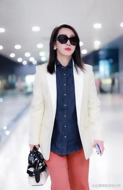 秦海璐西装阔腿裤走机场,大气从容又时尚,这才是女人该有的样子