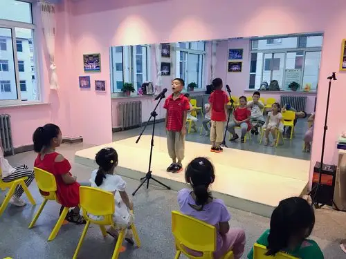 小嗳小主持人口才表演课上的孩子们「新教室,新环境」