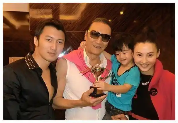 张柏芝四胎传闻再次疑惑,最新现身掩盖肚子,坚持要生女儿?