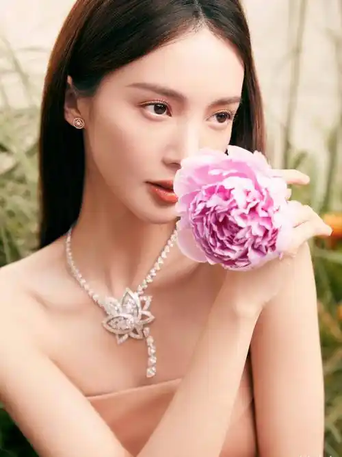 金晨参加活动玩"锁骨杀",身着露肩不规则晚礼裙,优雅尽显迷人魅力