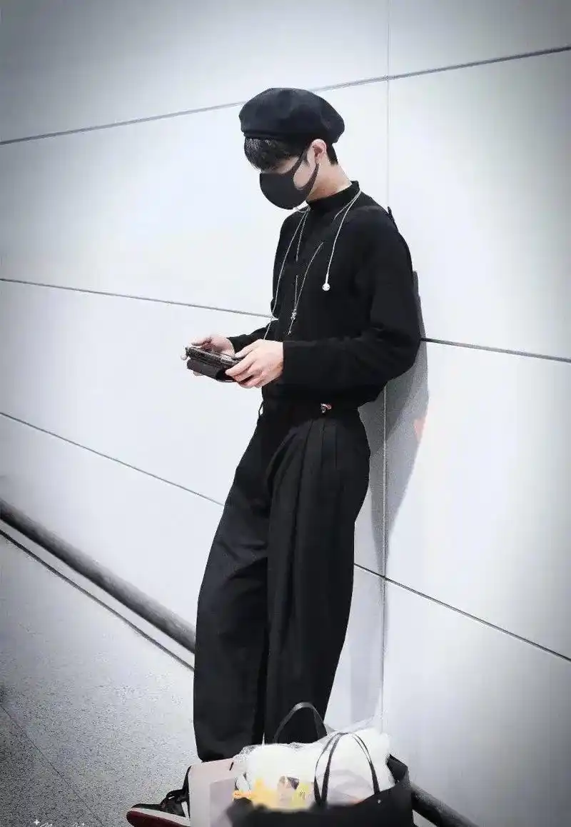 明星时尚#肖战经典造型盘点,特别喜欢这一身黑色高领毛衫 阔腿裤的